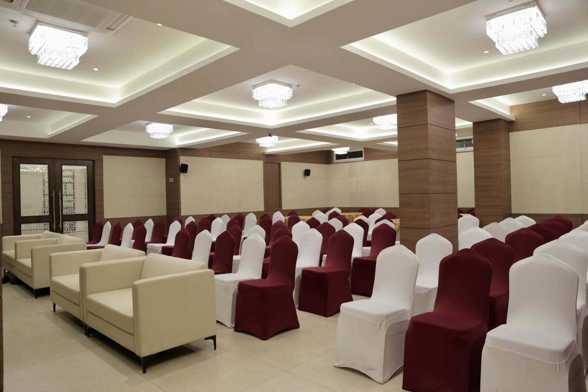 Hotel Carnival Parbhani Екстериор снимка