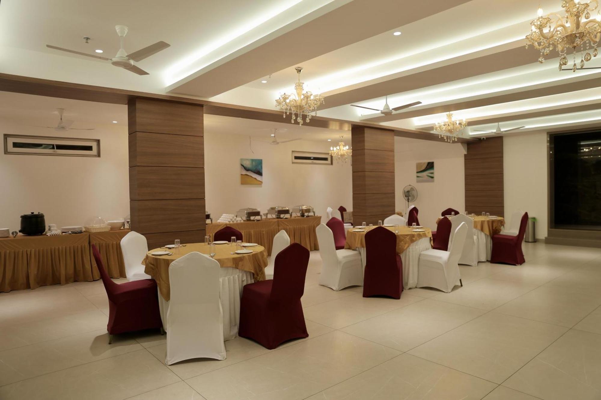 Hotel Carnival Parbhani Екстериор снимка
