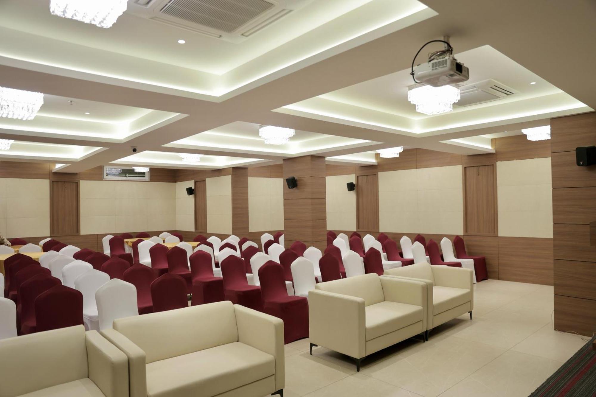 Hotel Carnival Parbhani Екстериор снимка
