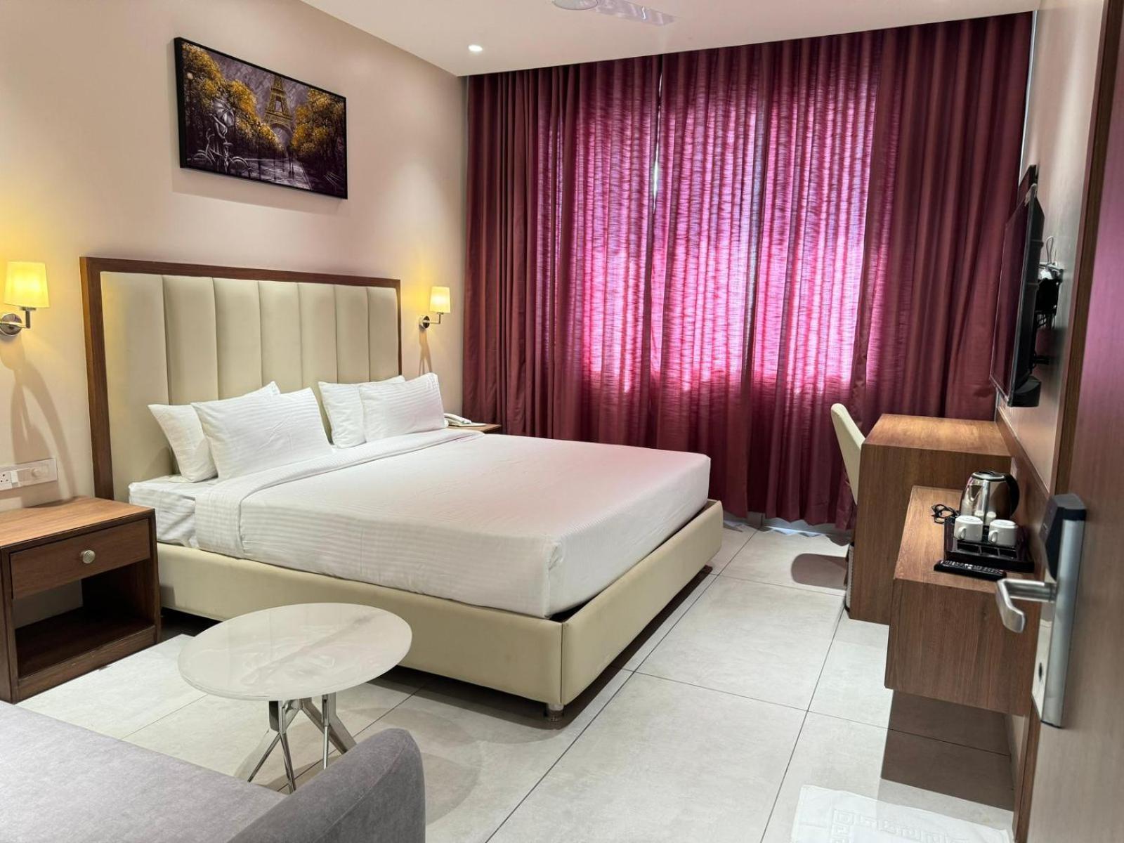 Hotel Carnival Parbhani Екстериор снимка